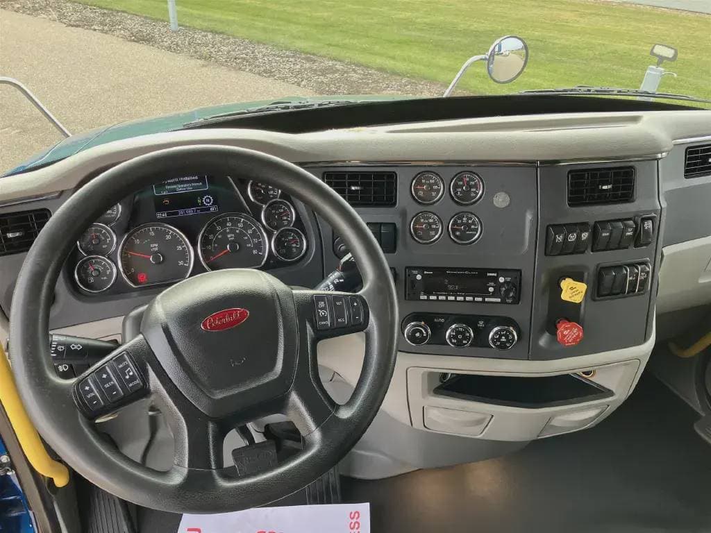2022 Peterbilt 579 image 8