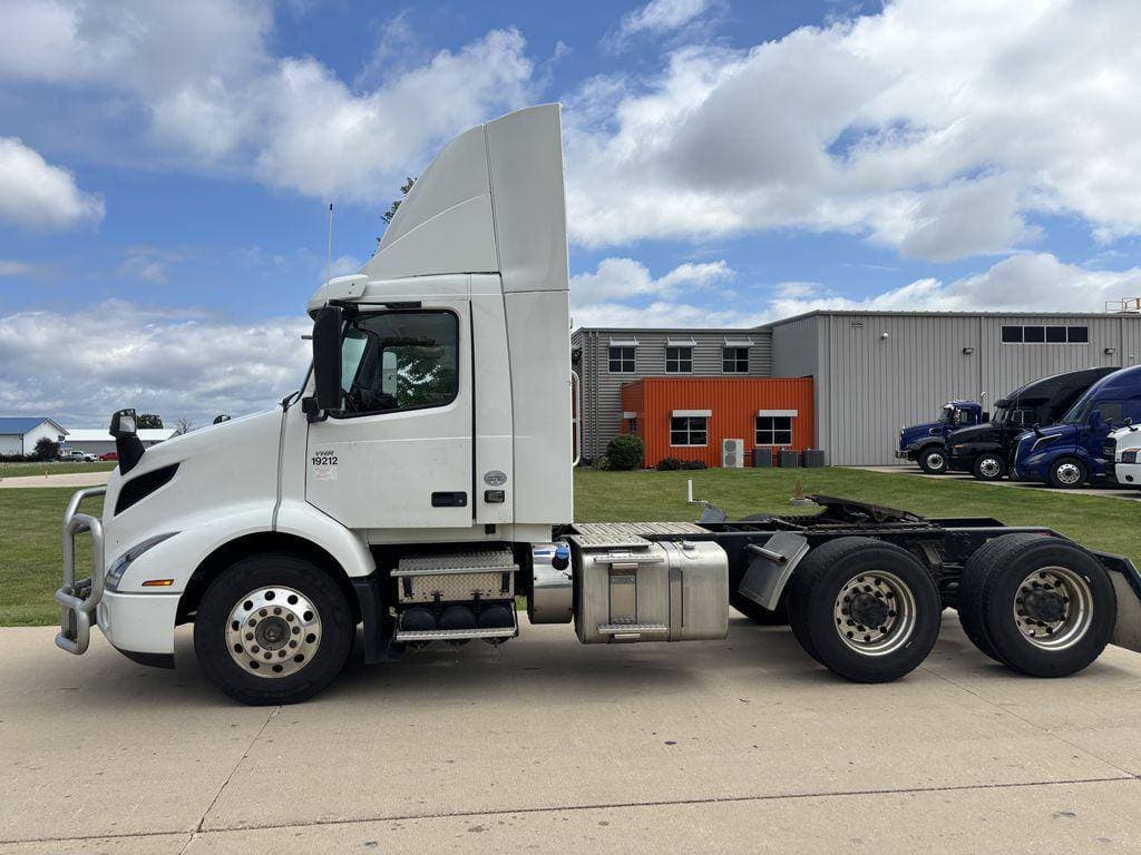 2019 Volvo VNR image 2