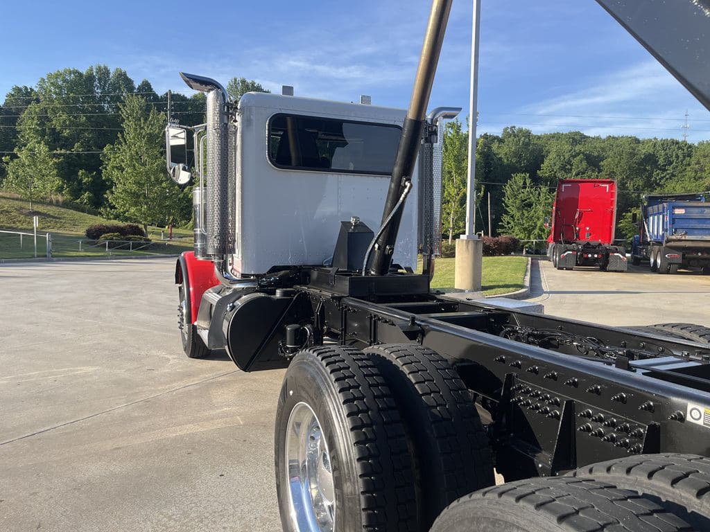 Used 2024 PETERBILT 389 image 6