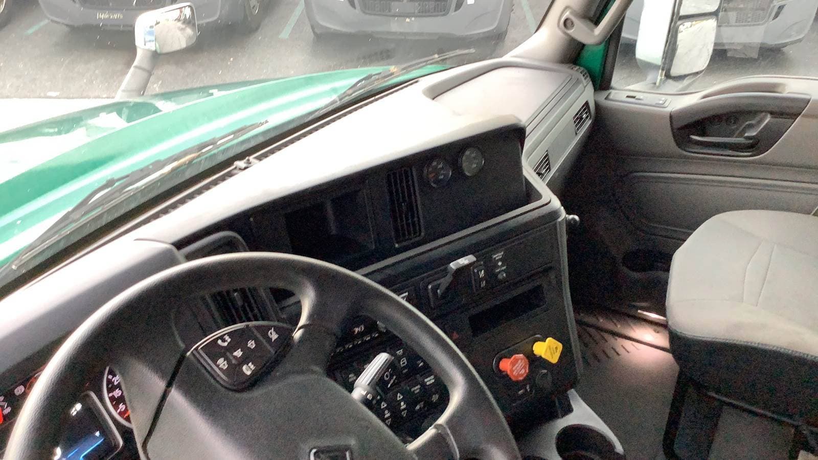 2021 International LT625 image 3