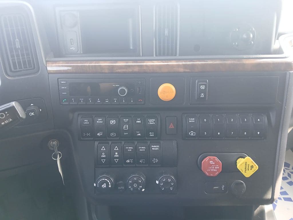 Used 2021 INTERNATIONAL LT625 image 15