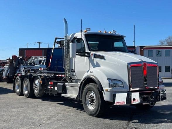 2025 Kenworth T880 image 1
