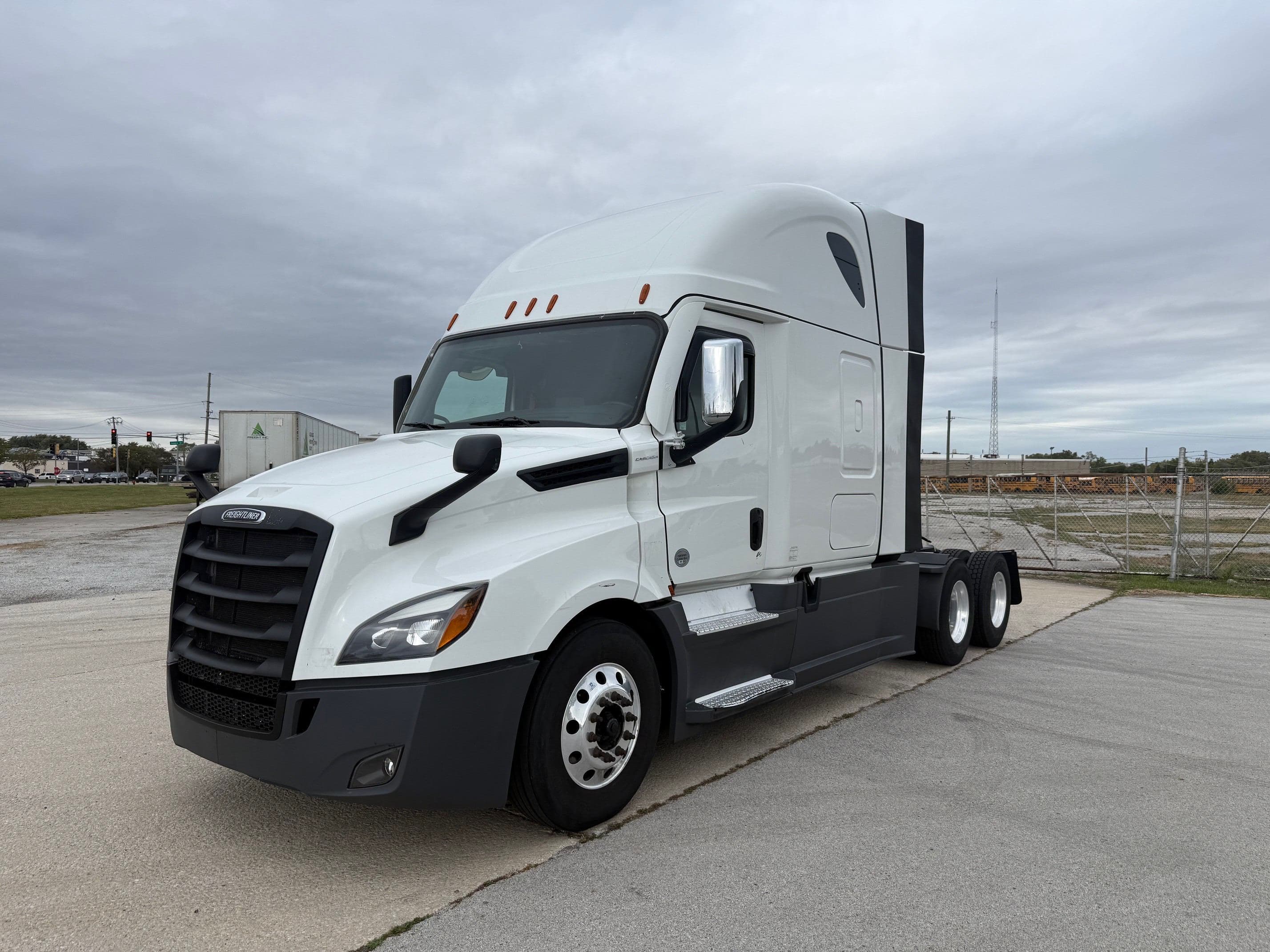 2023 Freightliner Cascadia image 1