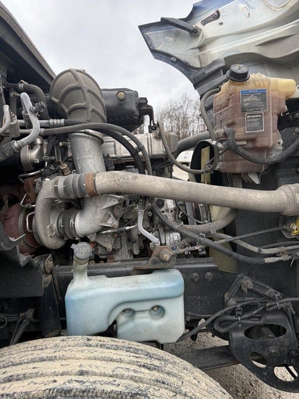 2021 International LT image 6