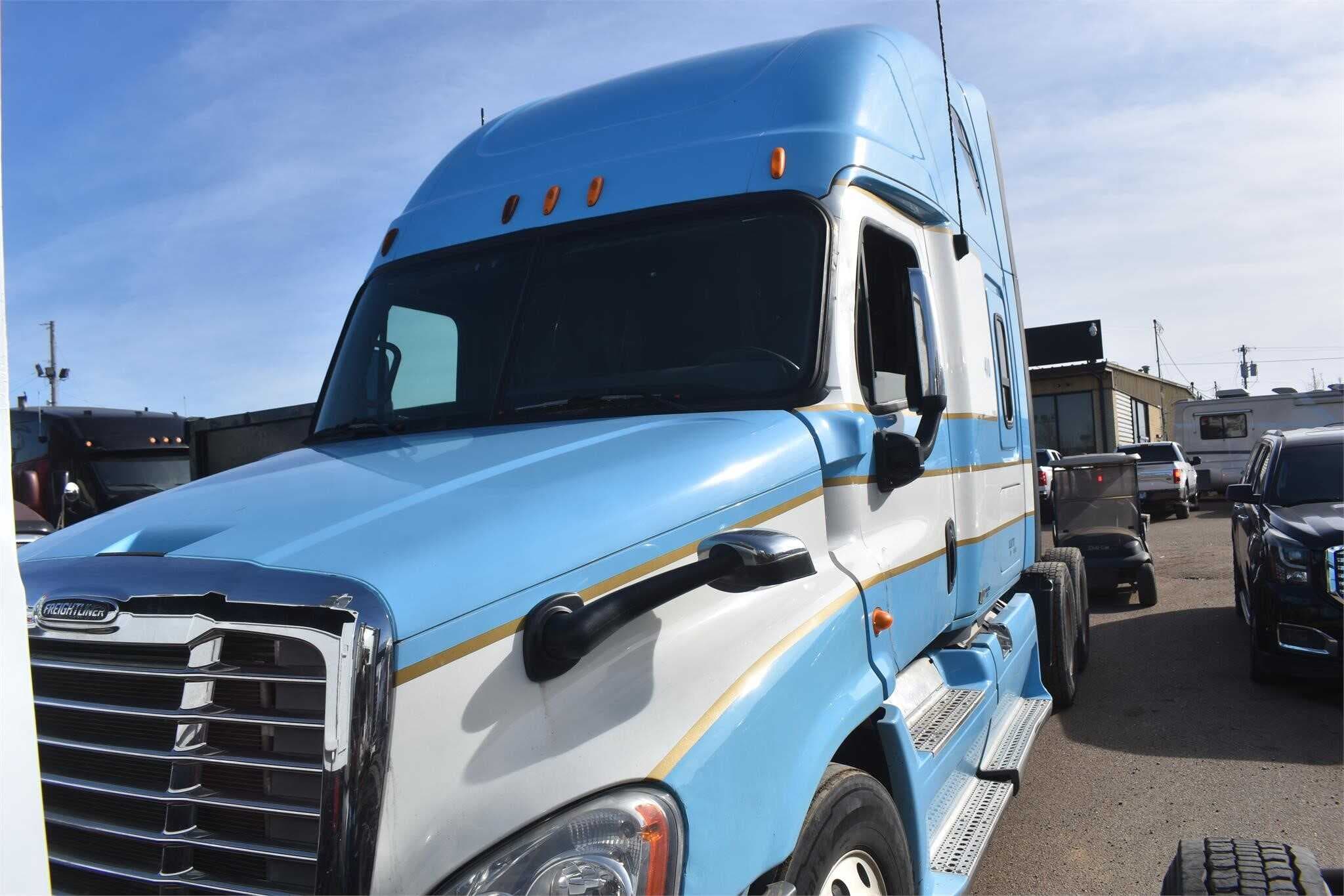 2013 Freightliner Cascadia 125 image 2