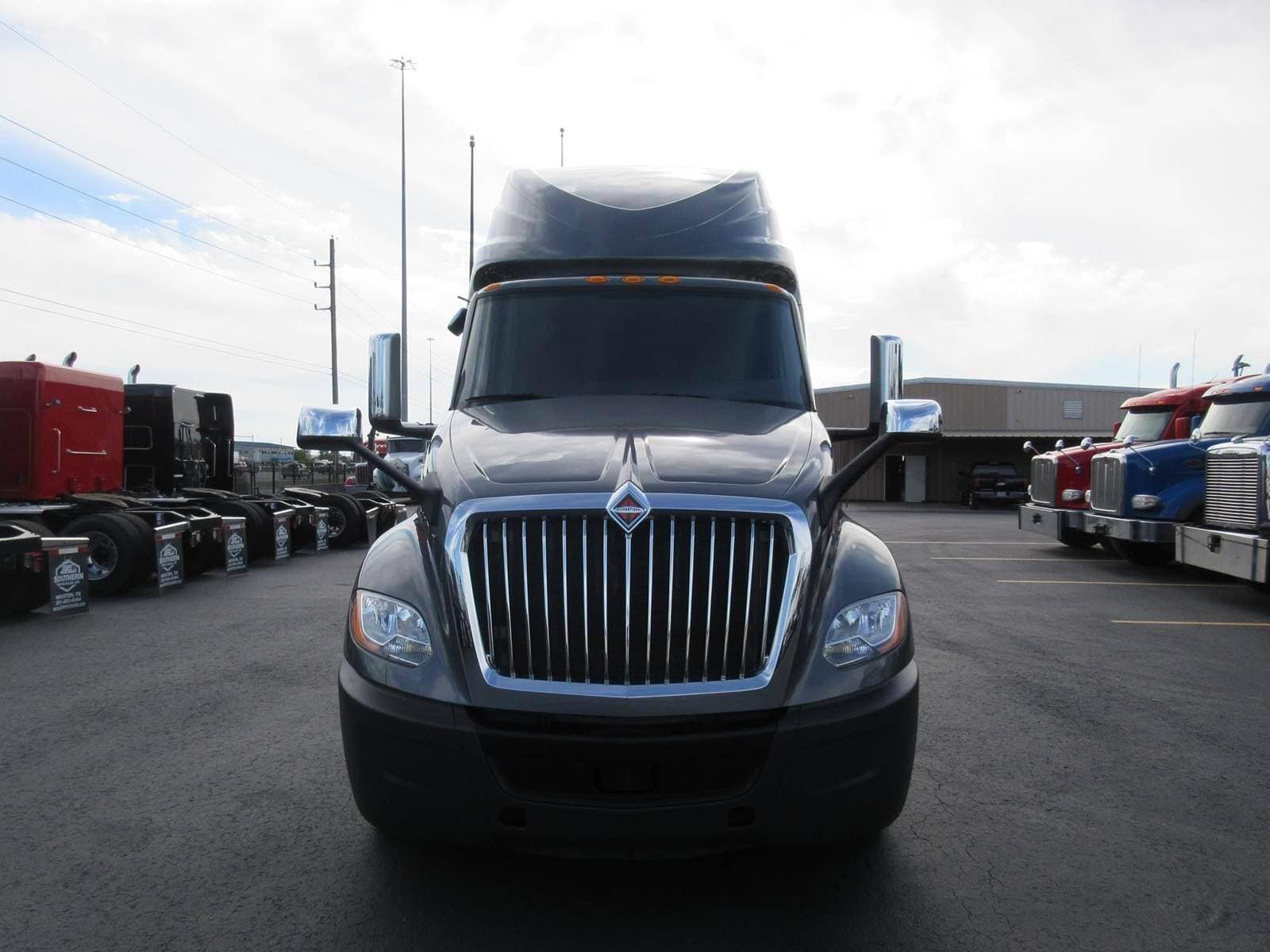 2021 International LT625 image 2