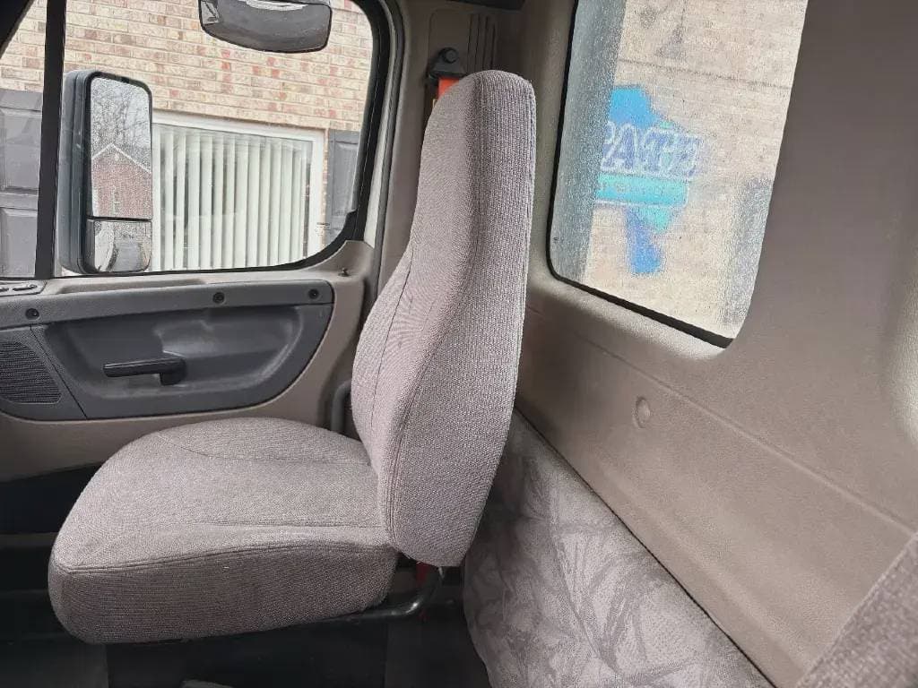 2017 Freightliner Cascadia 113 image 8