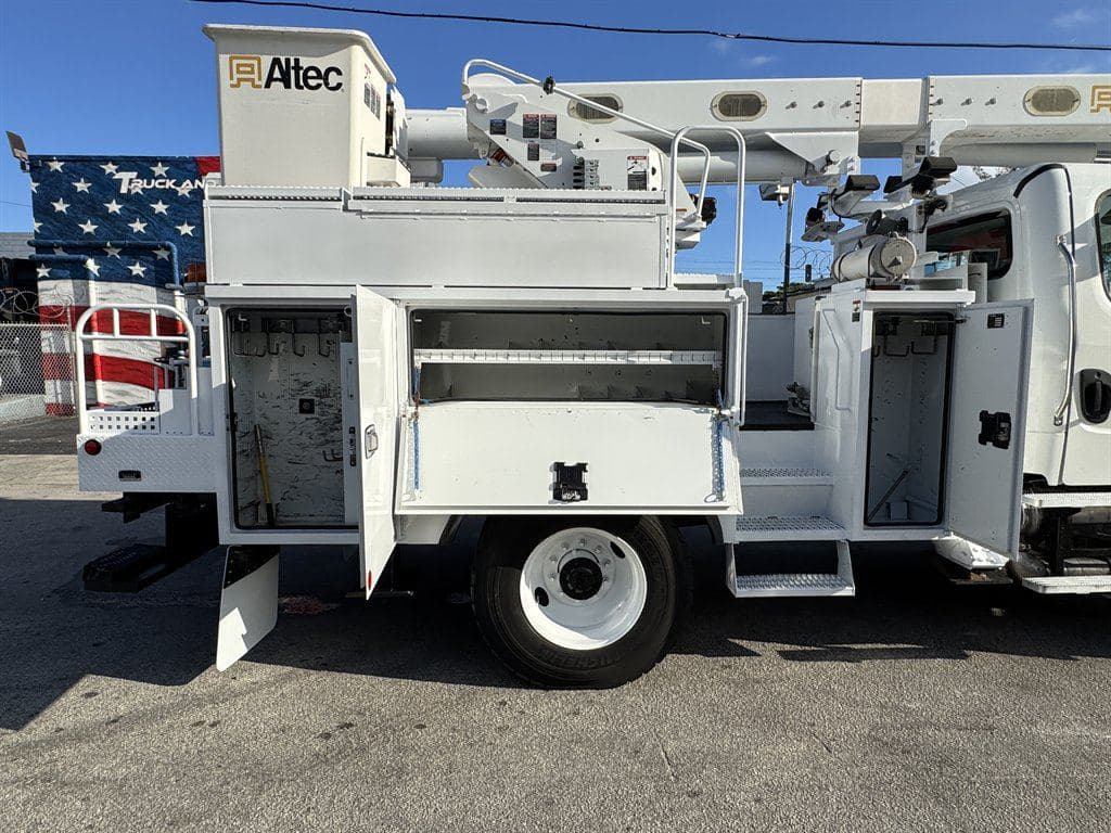 2015 Freightliner M2 106 image 21