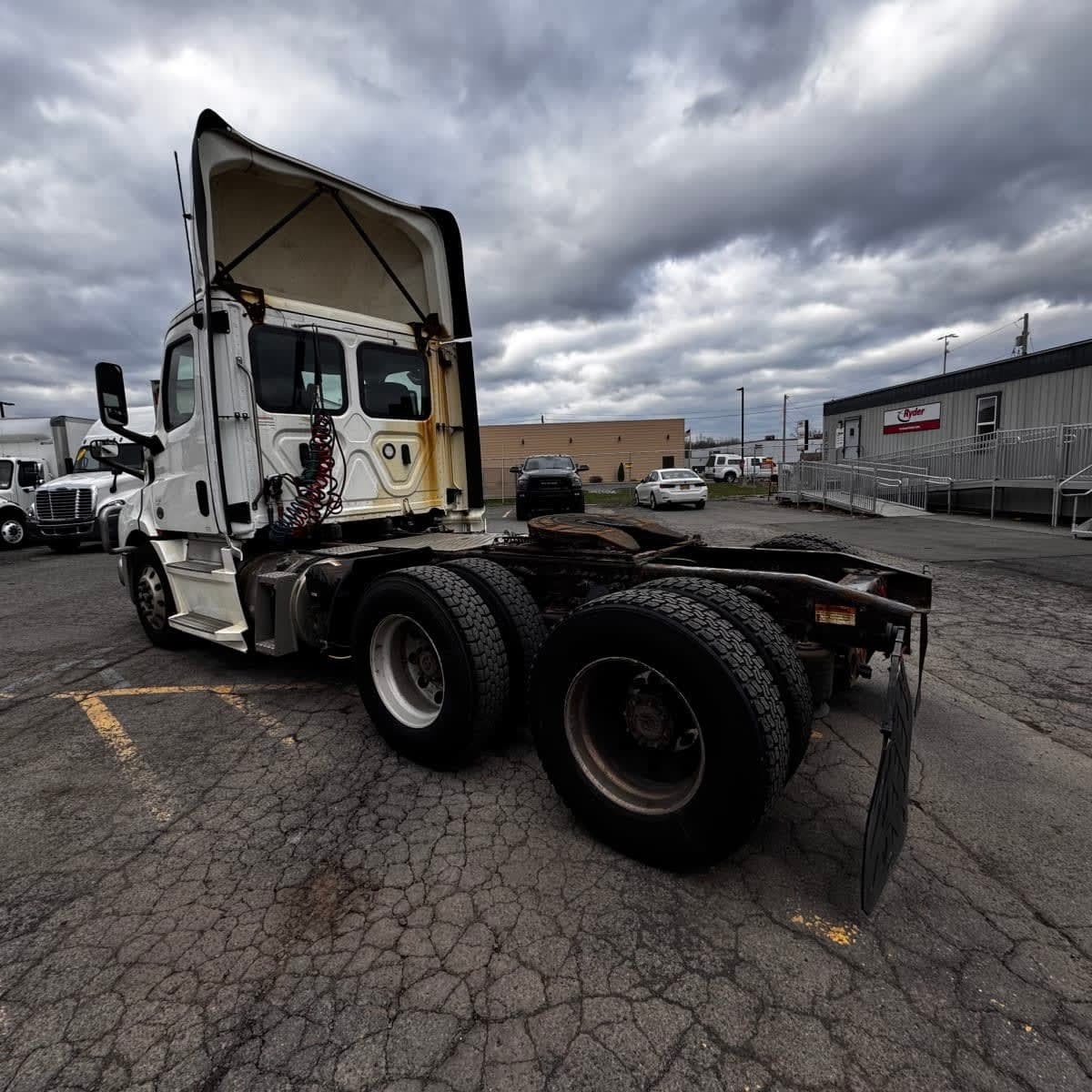 Used 2019 FREIGHTLINER Conventional - Day Cab - CASCADIA 116 image 5