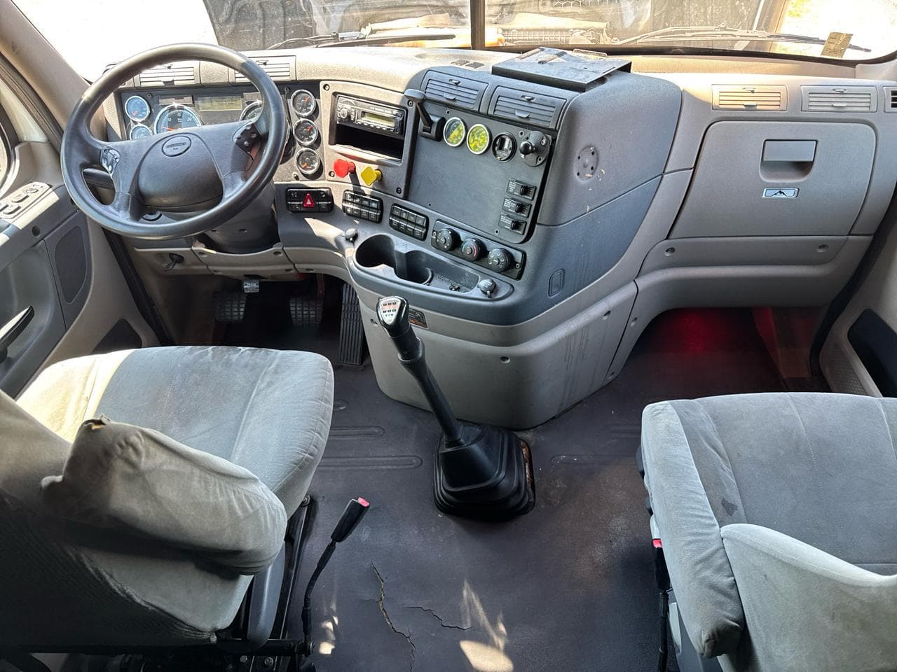 2015 Freightliner Cascadia 125 image 8