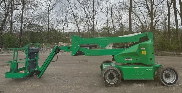 2013 JLG E450AJ image 1