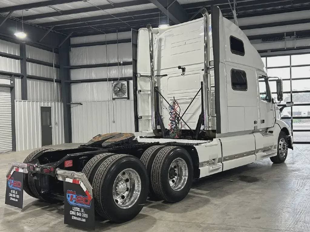 2022 Volvo VNL image 2