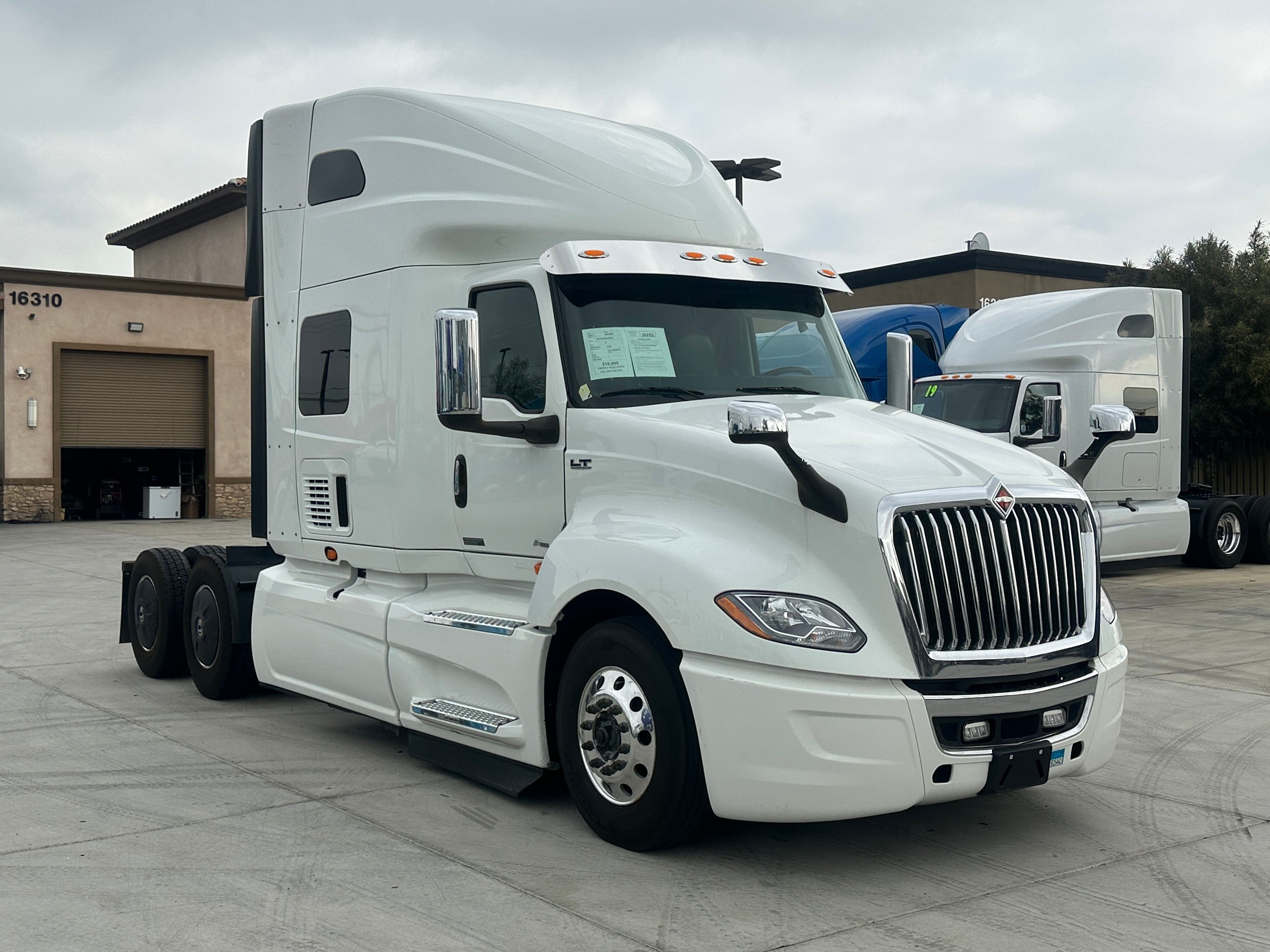 2022 International LT image 3