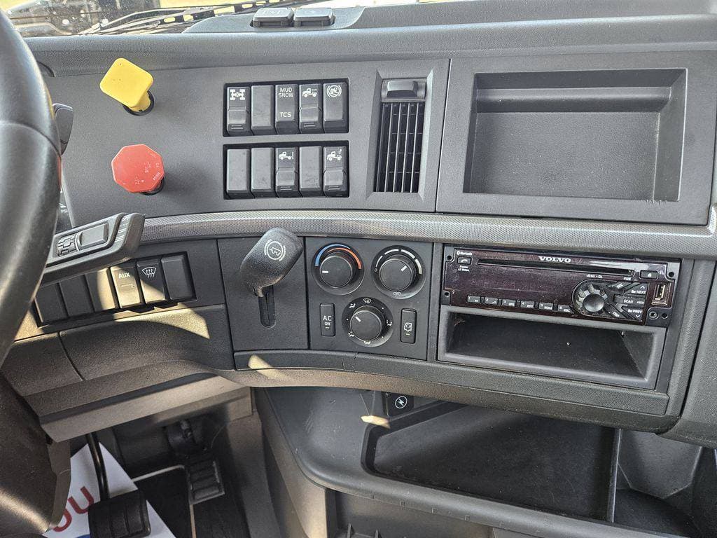 2020 Volvo VNR image 9