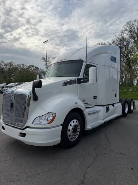 2019 Kenworth T680 image 1