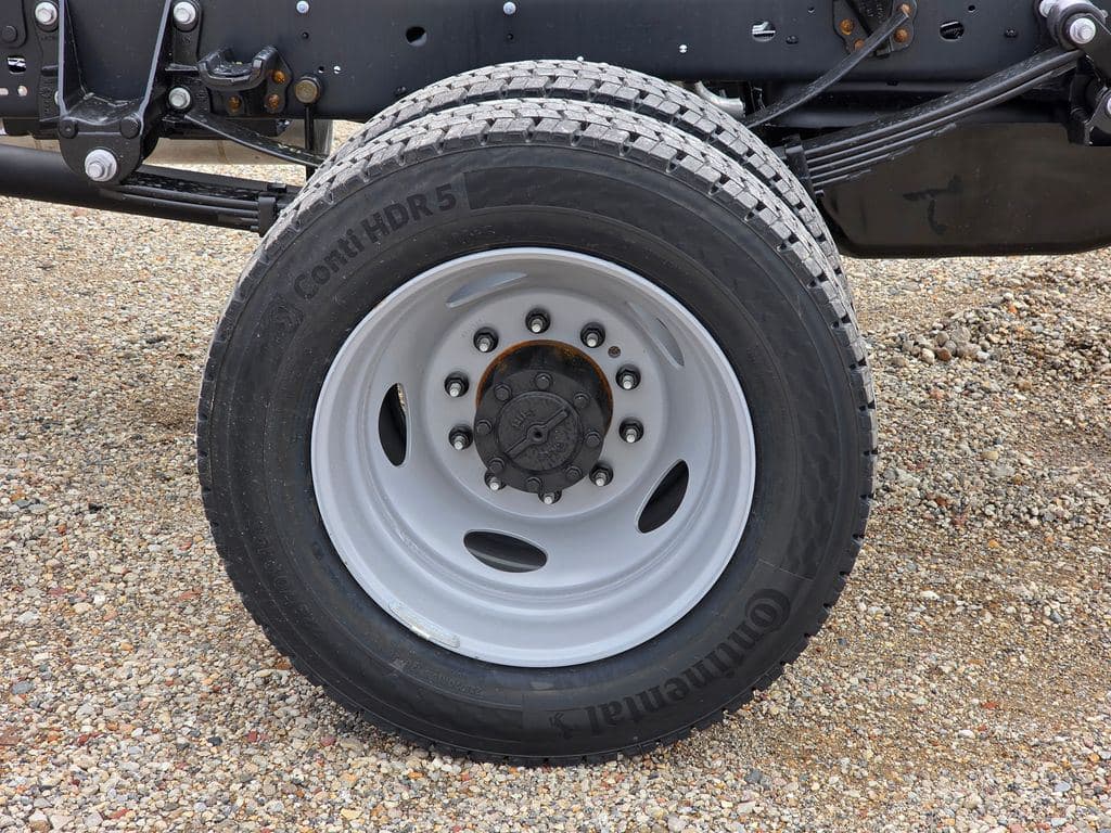 2026 Ford F-450SD XL DRW CAB CHASSIS image 16