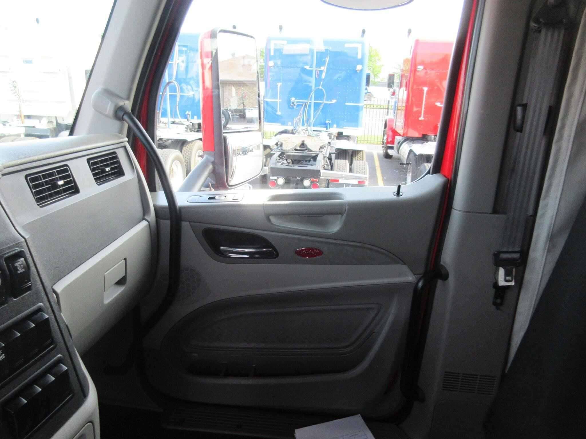 2020 Peterbilt 567 image 12