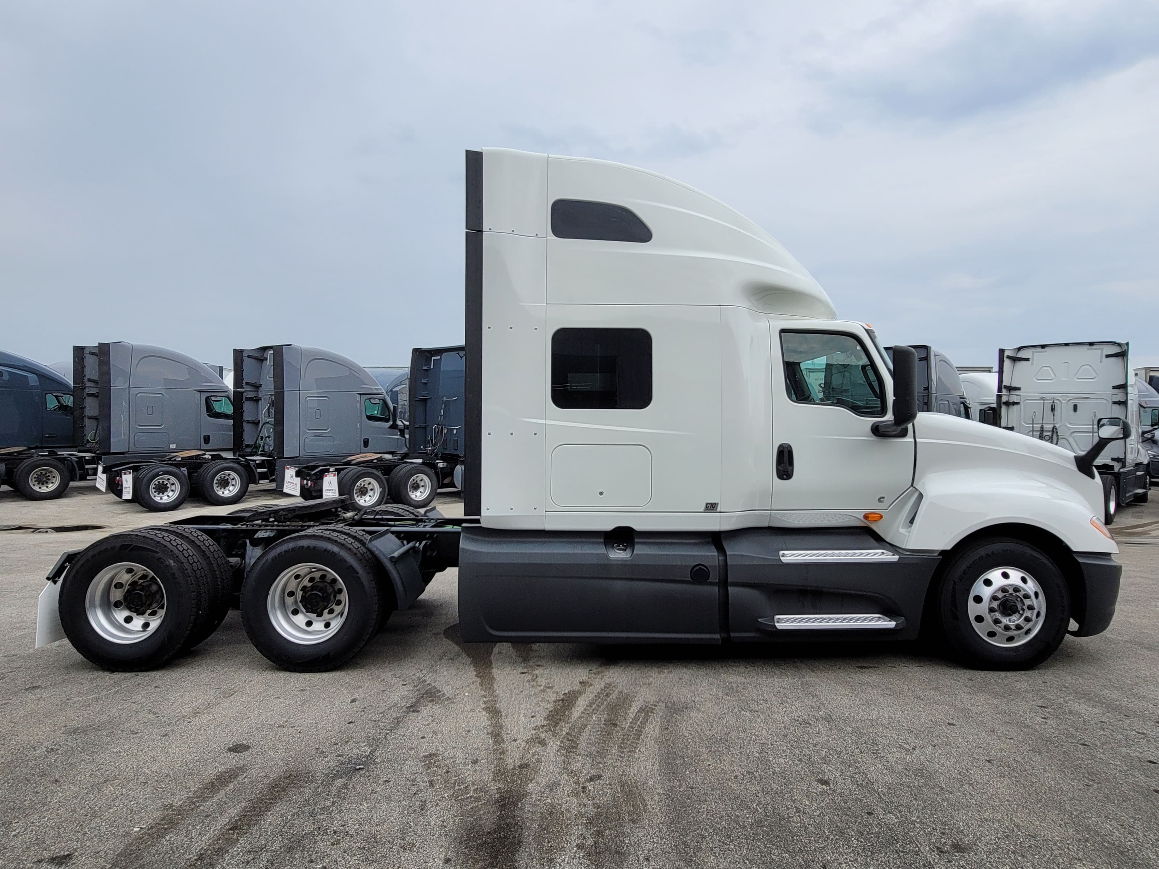 2022 International LT625 image 4