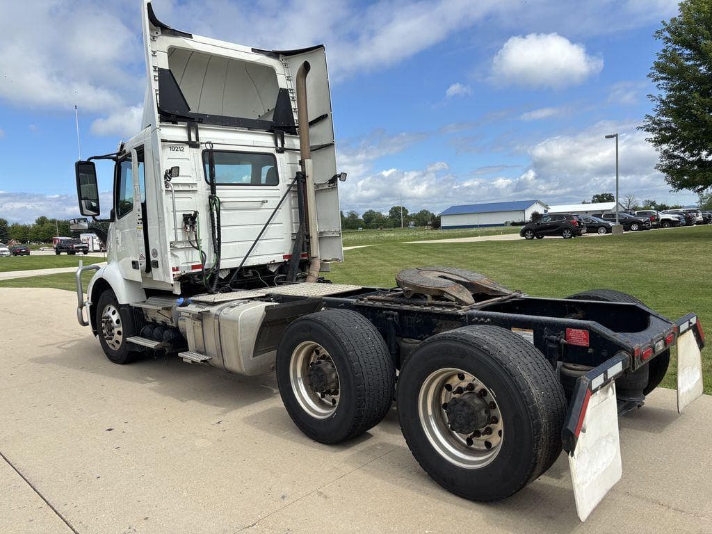 2019 Volvo VNR image 3