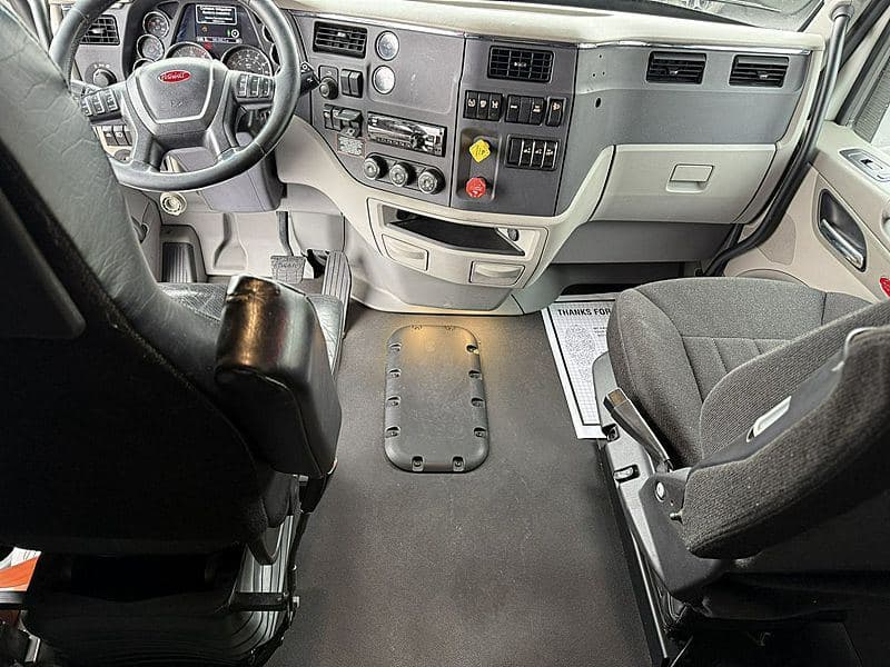2020 Peterbilt 579 image 13