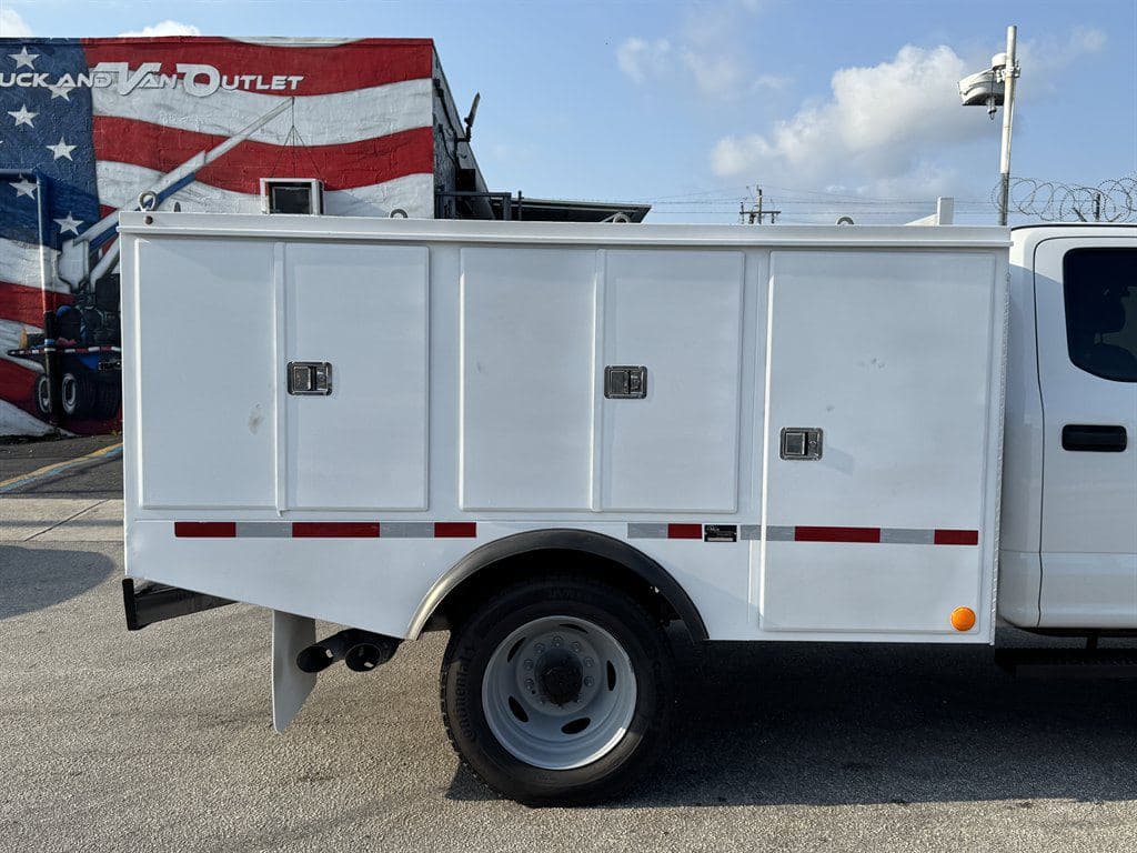 2018 Ford F550 image 16