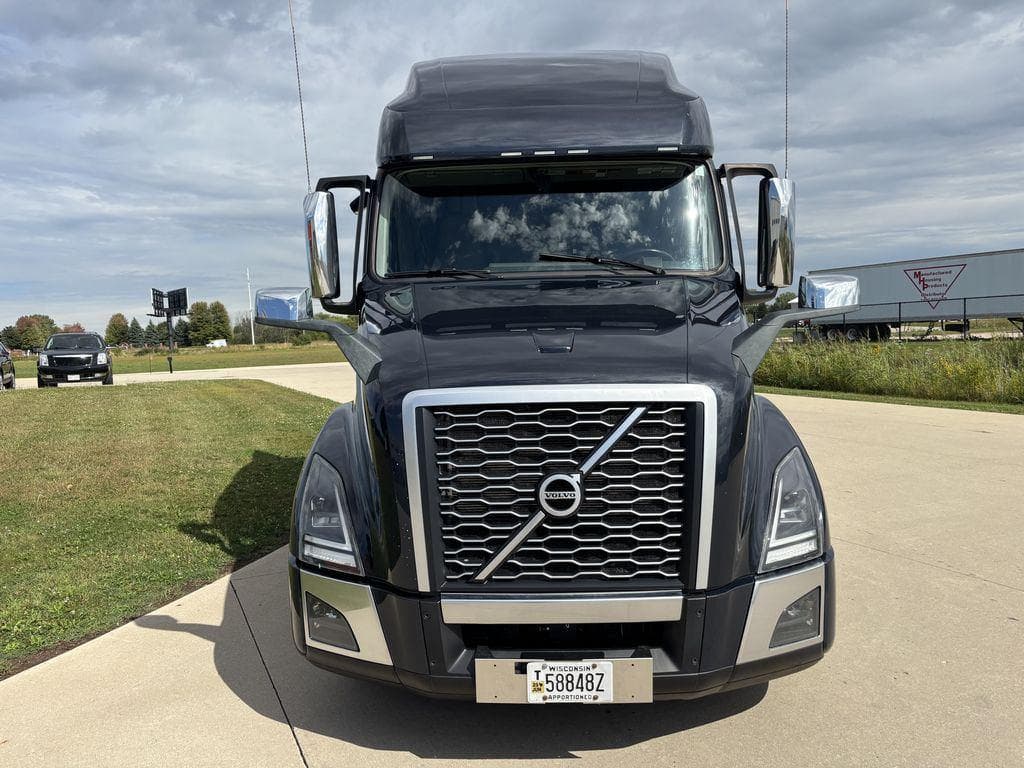 2023 Volvo VNL image 8