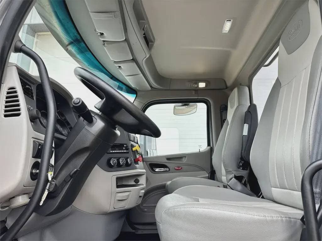 2022 Peterbilt 567 image 6