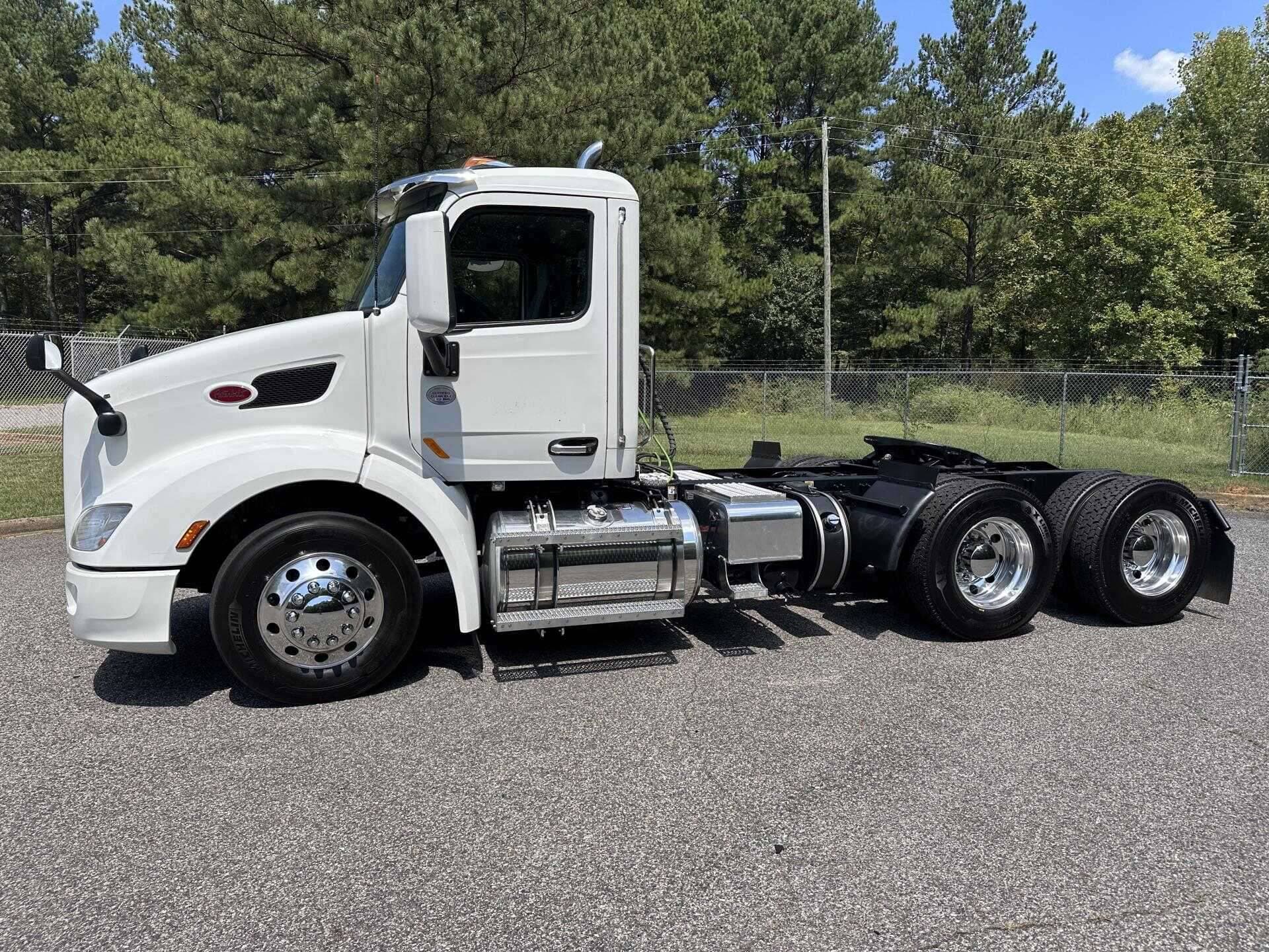 2021 Peterbilt 579 image 4