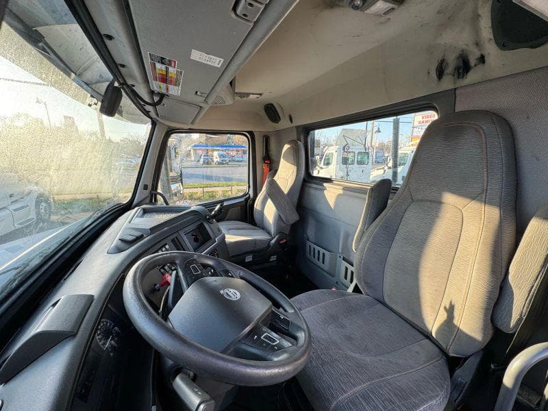 2020 Volvo VNL image 16