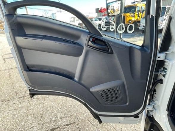 2024 Isuzu NRR image 24