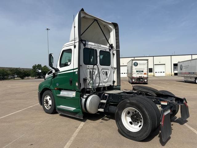 2020 Freightliner Cascadia 126 image 2