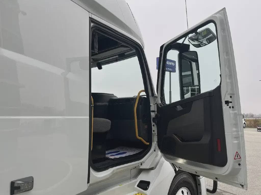 2022 Volvo VNL image 5