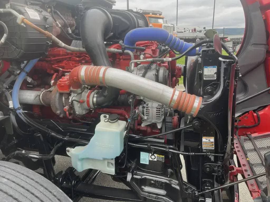 2023 Peterbilt 579 image 3