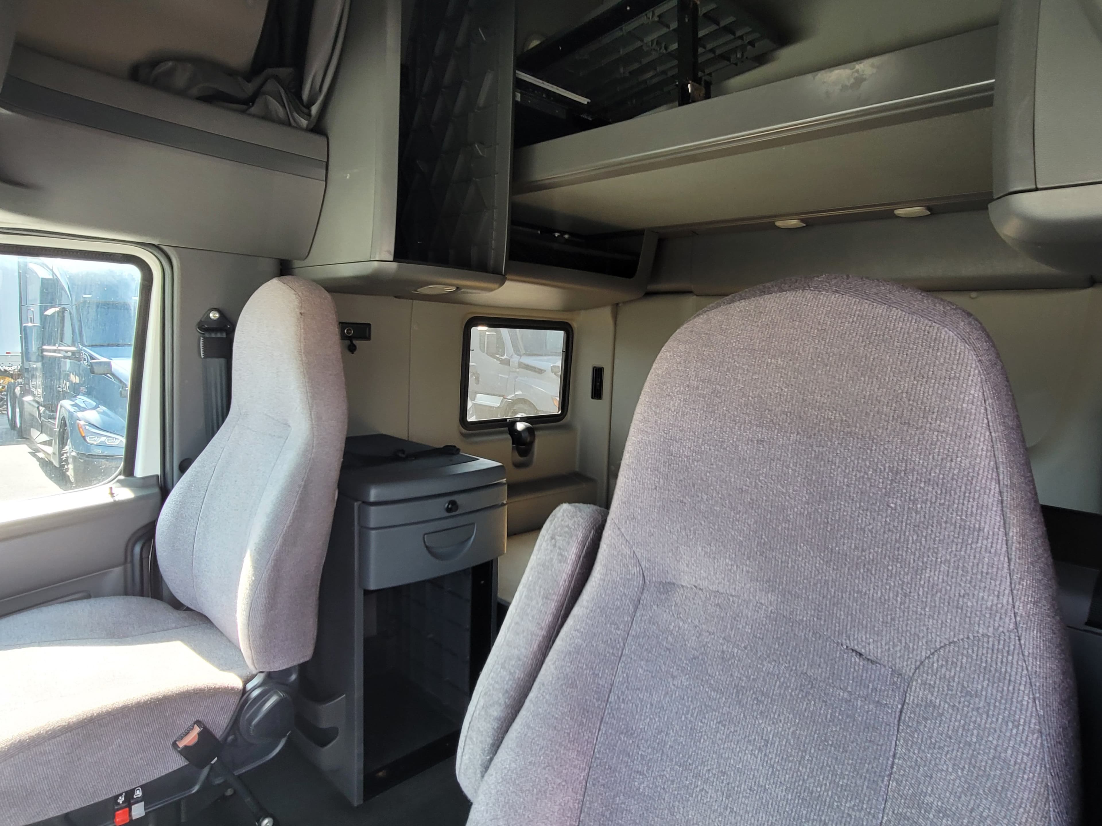 2022 International LT625 image 8