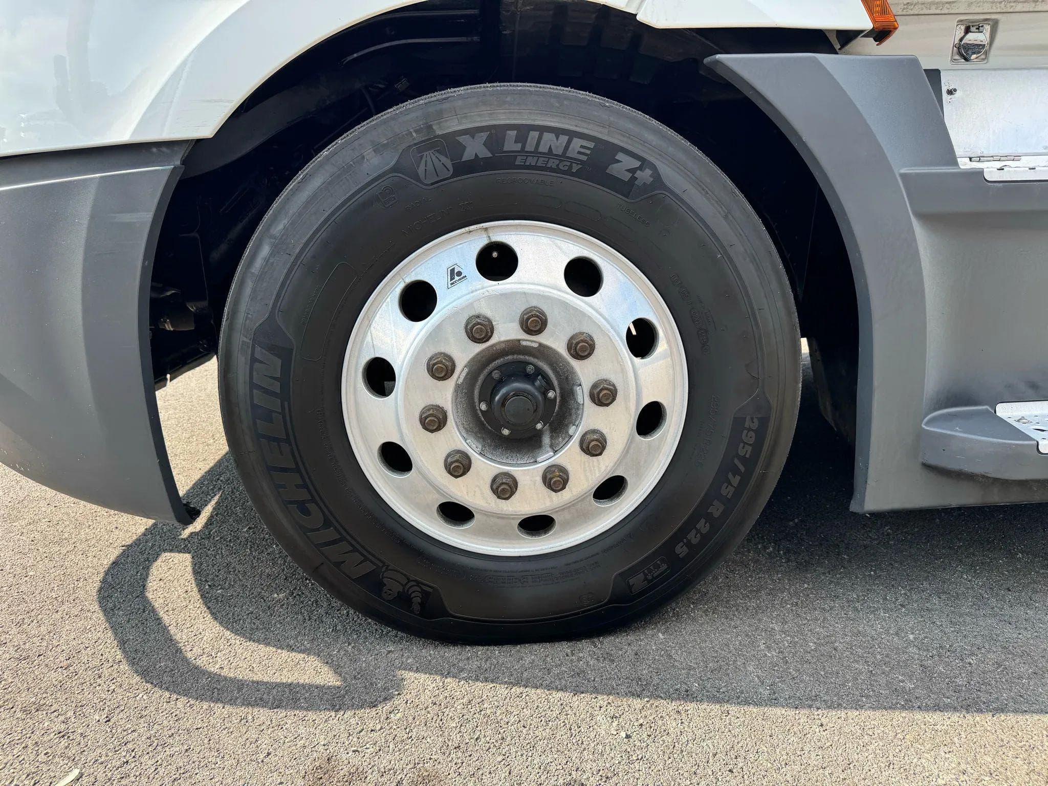 2021 Volvo VNL image 21