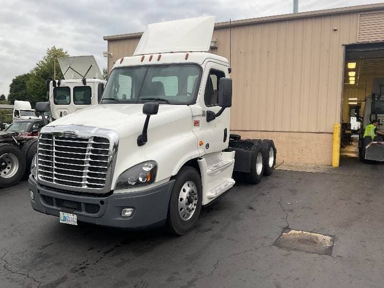 2018 Freightliner Cascadia image 2