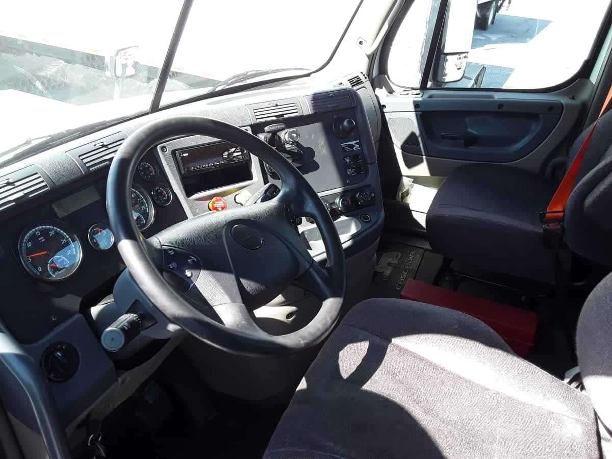 Used 2019 FREIGHTLINER Conventional - Day Cab - CASCADIA 125 image 7