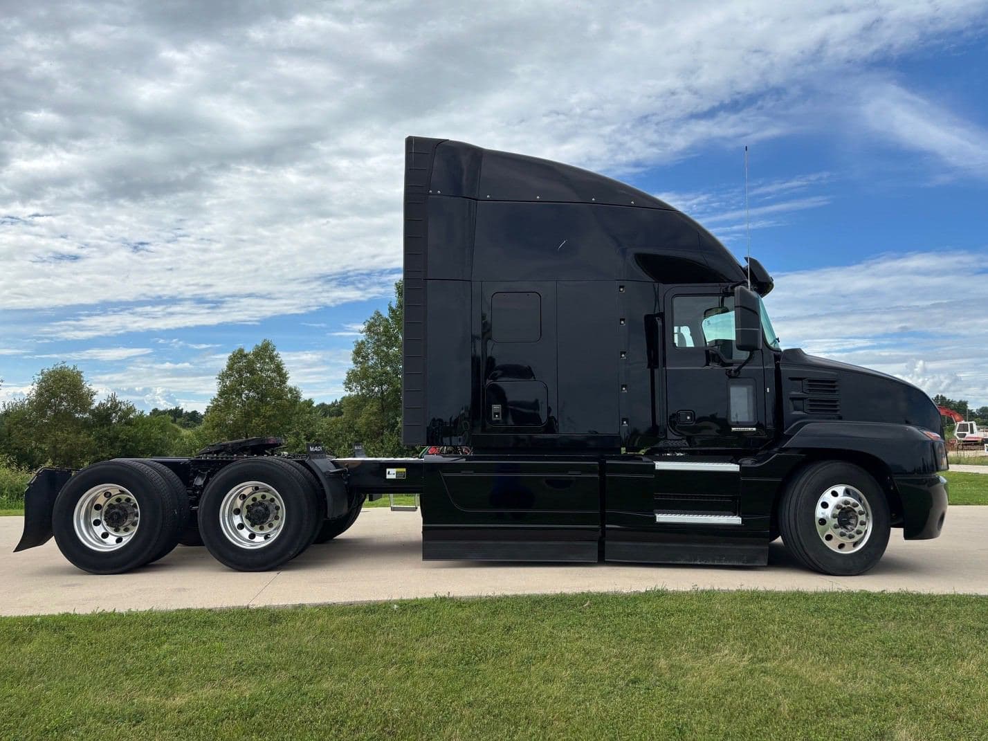 2023 Mack Anthem image 6