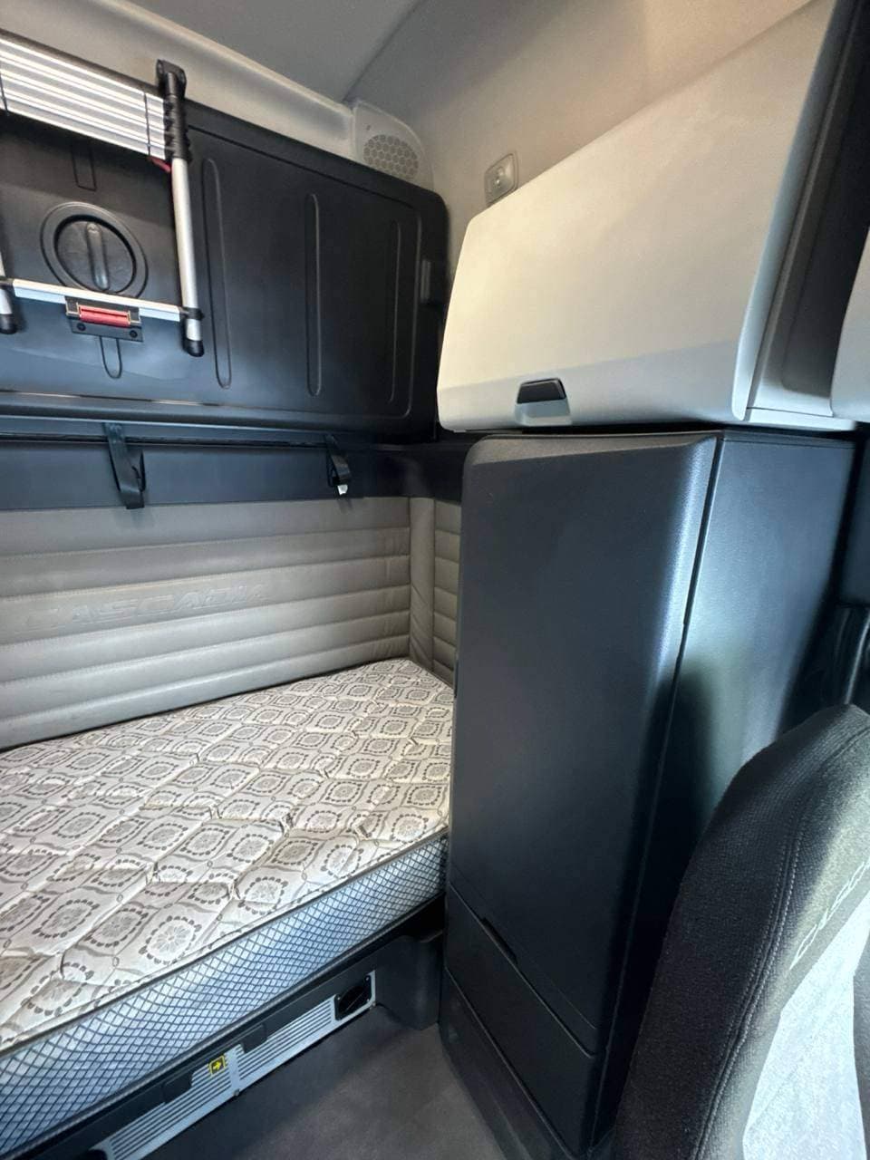 2022 Freightliner Cascadia image 14