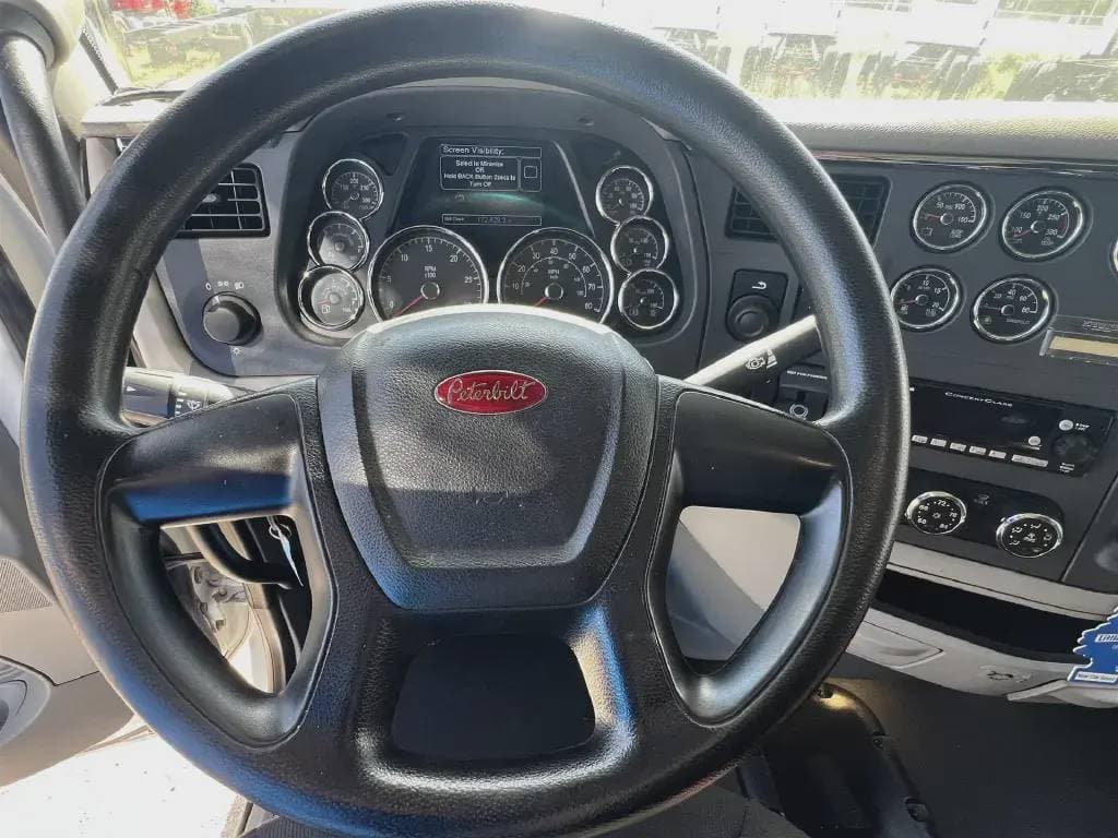 2022 Peterbilt 567 image 4
