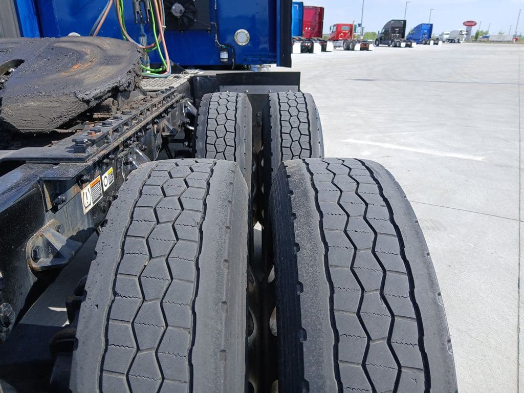 Used 2023 KENWORTH W900L image 2