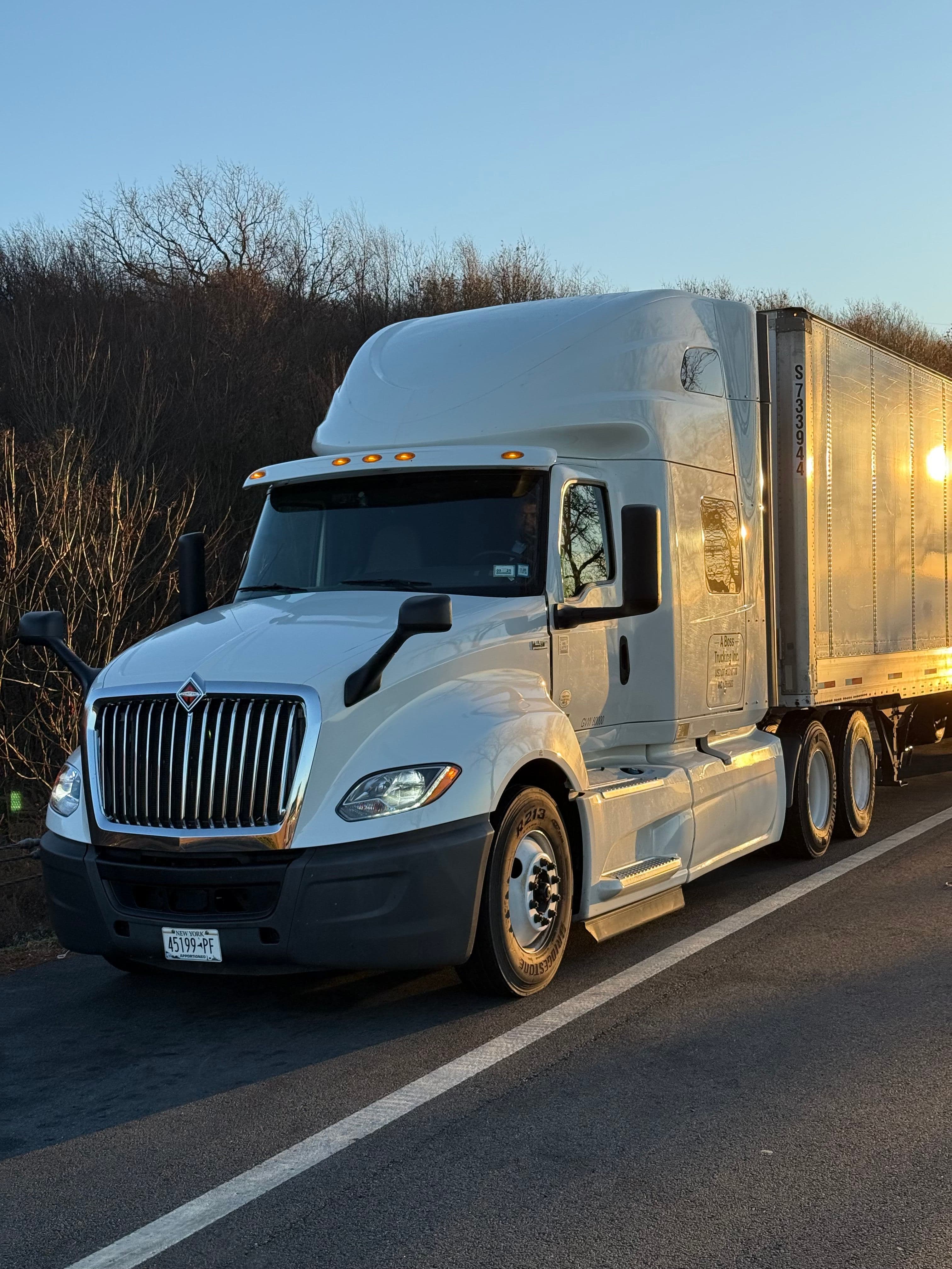 2019 International LT625 image 12