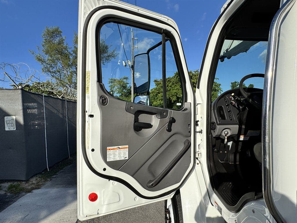 2015 Freightliner M2 106 image 45