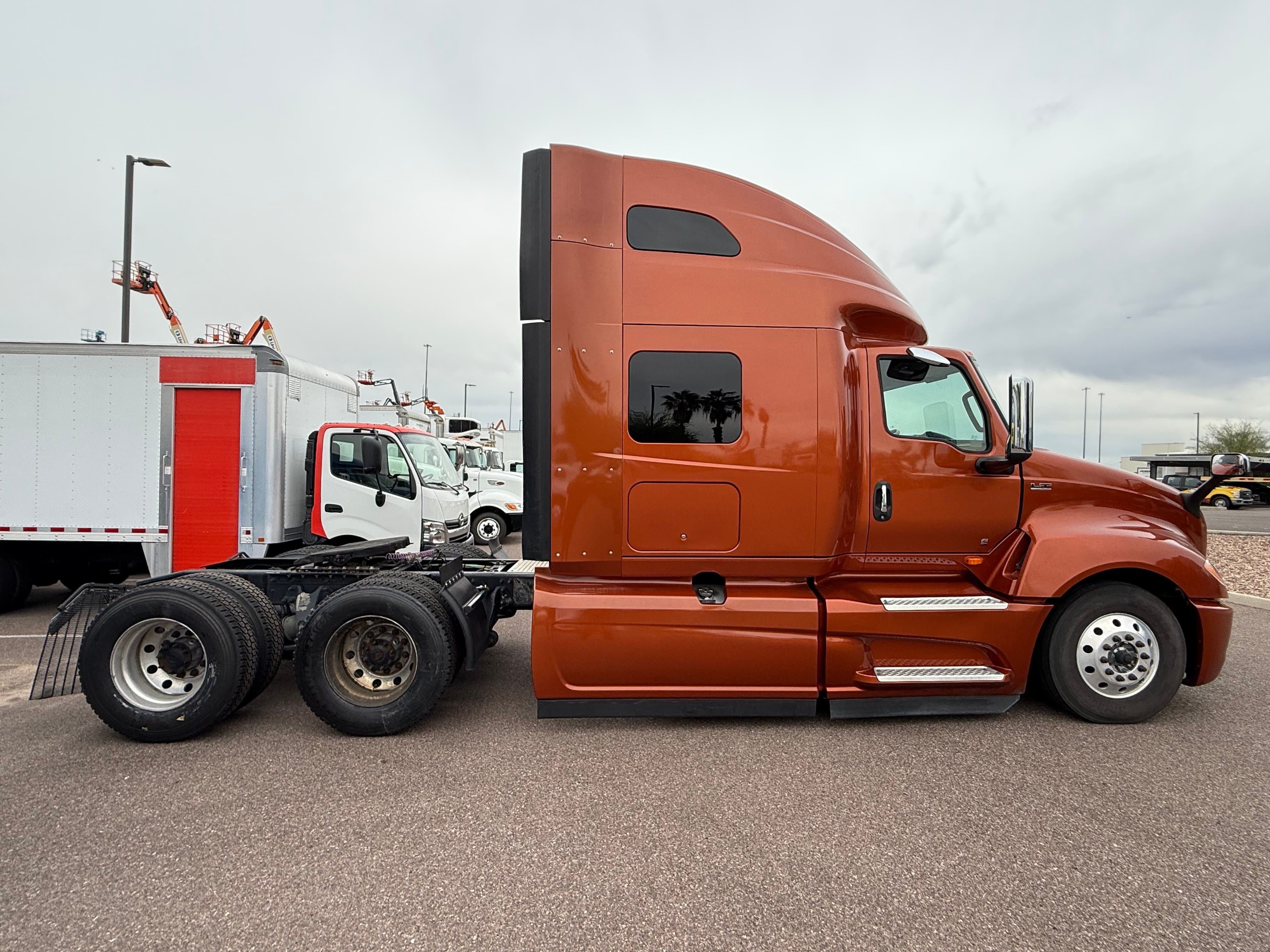 2022 International LT625 image 6