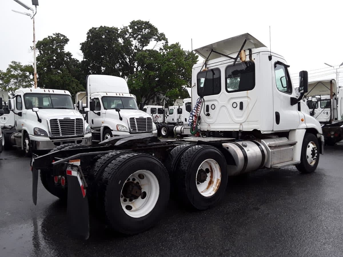 Used 2019 FREIGHTLINER Conventional - Day Cab - CASCADIA 125 image 9