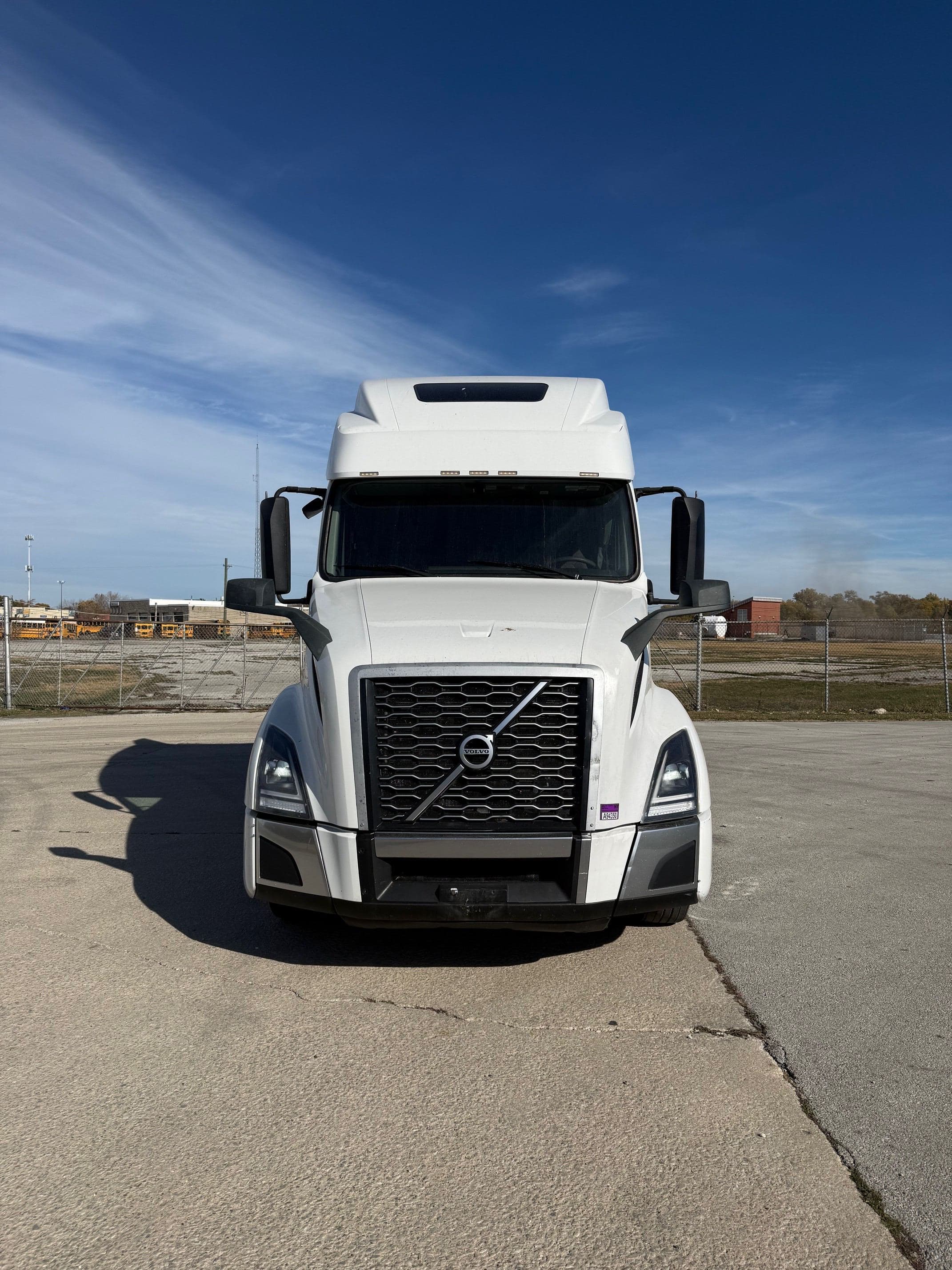2023 Volvo VNL image 2