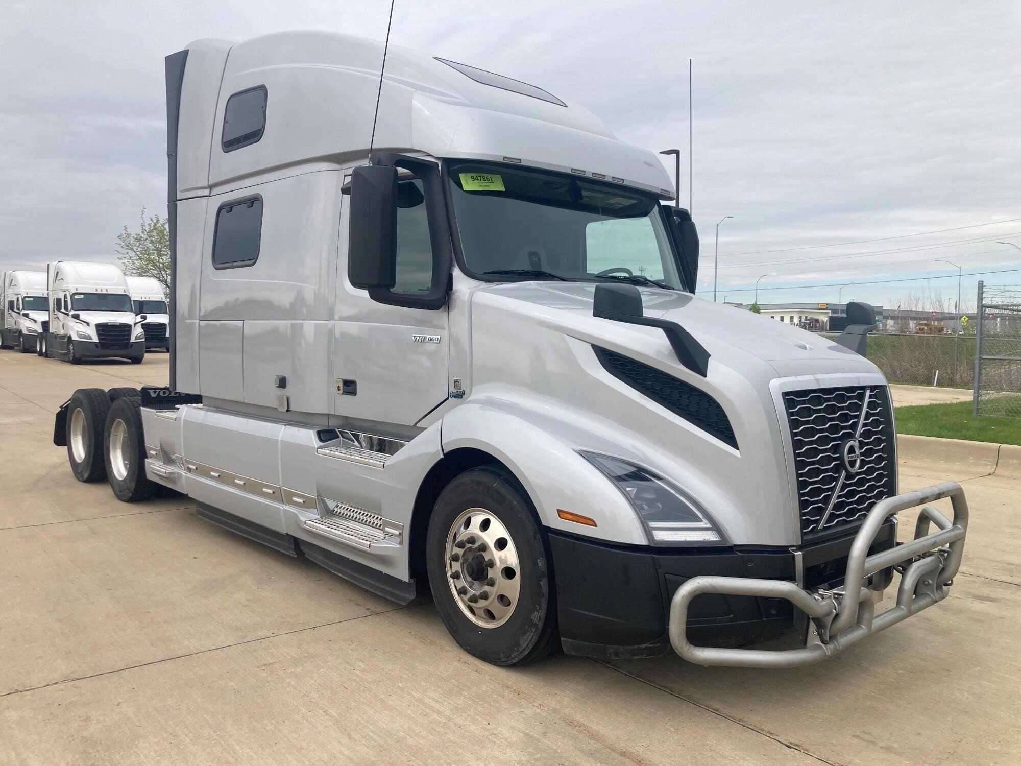 2022 Volvo VNL image 2