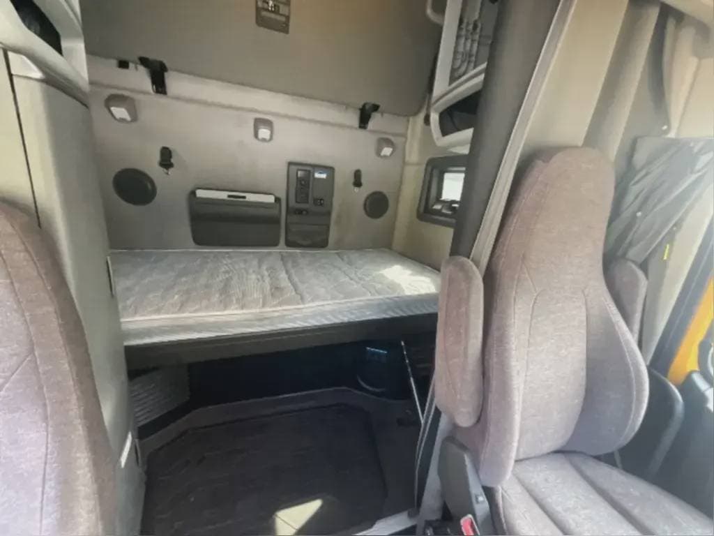 2022 Volvo VNL image 8