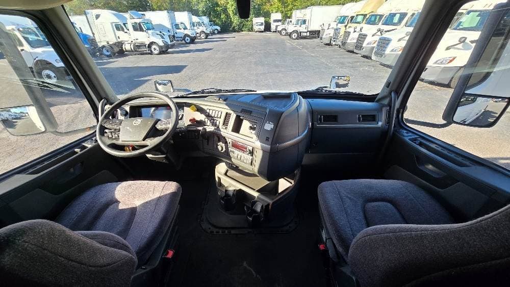 2022 Volvo VNL image 10
