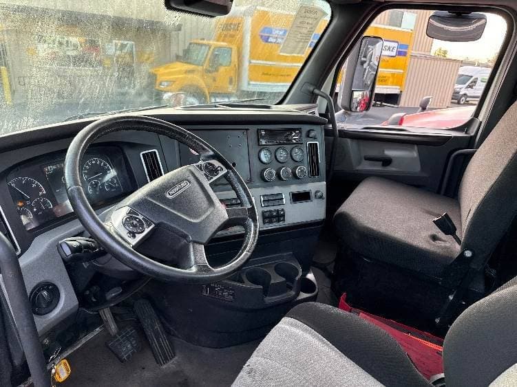 2021 Freightliner Cascadia image 10